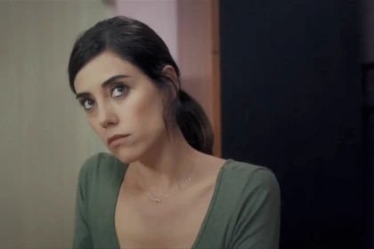 Cansu Dere como Zeynep olhando assustada em chamada da novela turca Mãe