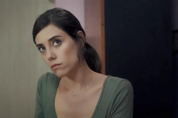 Cansu Dere como Zeynep olhando assustada em chamada da novela turca Mãe