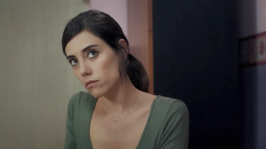 Cansu Dere como Zeynep olhando assustada em chamada da novela turca Mãe