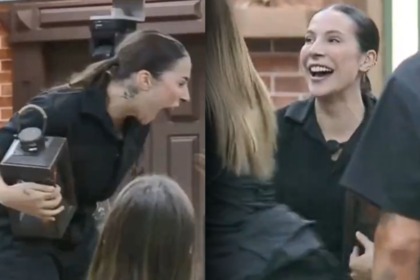 Martina com o lampeão na mão celebrando a vitória na Prova de Fogo na sala de A Fazenda