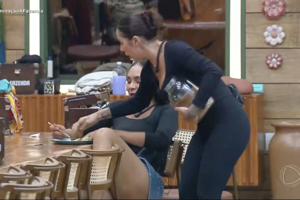 Martina joga comida de Yoná na mesa de A Fazenda 17