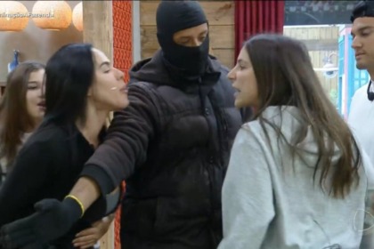 Martina e Tàmires sendo separadas por um ninja, todo de preto, em trecho de treta na A Fazenda