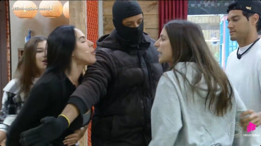 Martina e Tàmires sendo separadas por um ninja, todo de preto, em trecho de treta na A Fazenda
