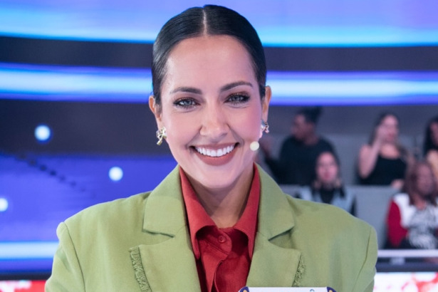 Maytê Piragibe sorridente no cenário do Acerte ou Caia! na RECORD