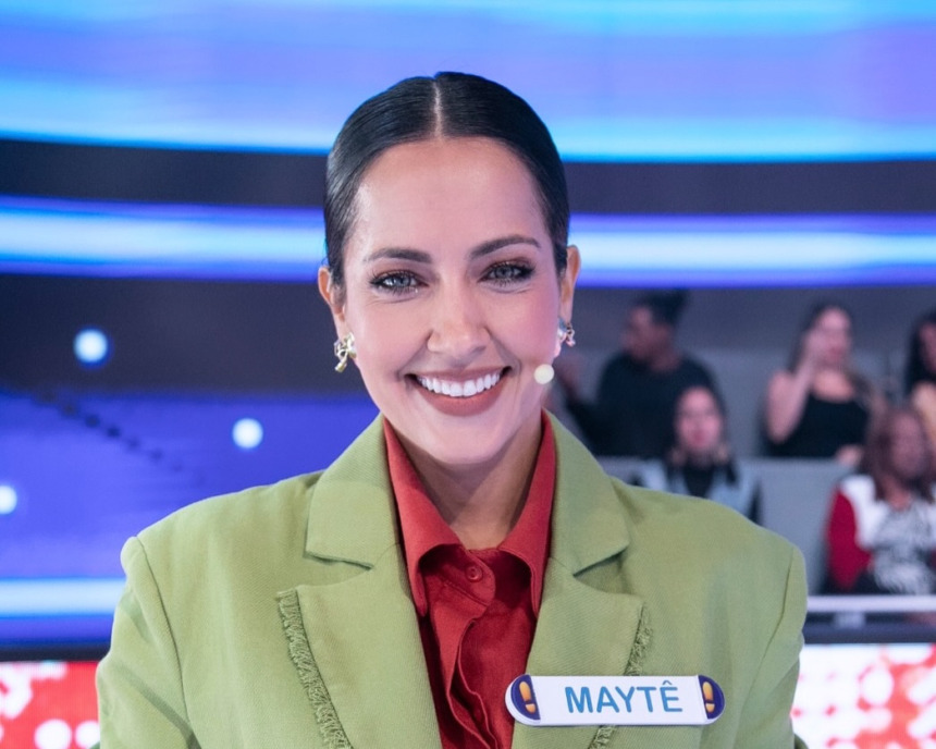 Maytê Piragibe sorridente no cenário do Acerte ou Caia! na RECORD