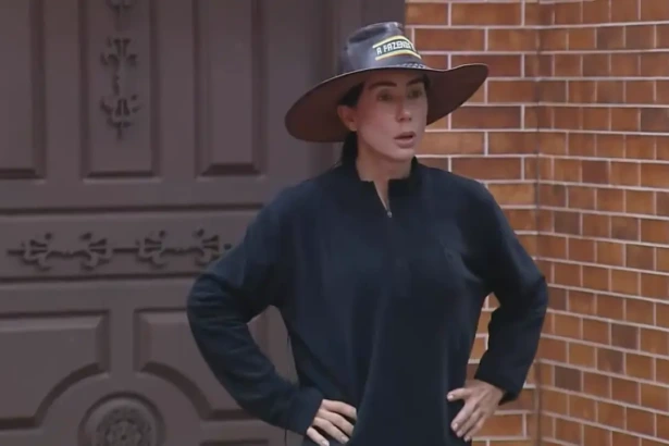 Michelle Barros com chapéu de fazendeira na cabeça ler punição de Matheus