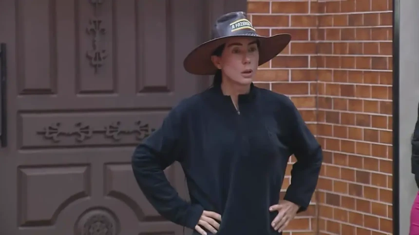 Michelle Barros com chapéu de fazendeira na cabeça ler punição de Matheus