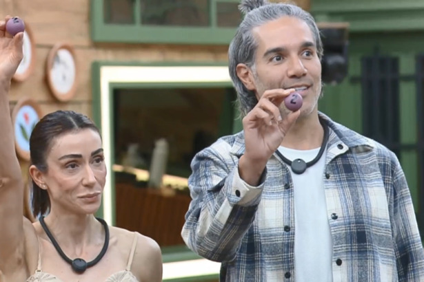 Michelle Barros e Fernando Sampaio segurando a bolinha rosa durante o sorteio da Prova de Fogo em A Fazenda