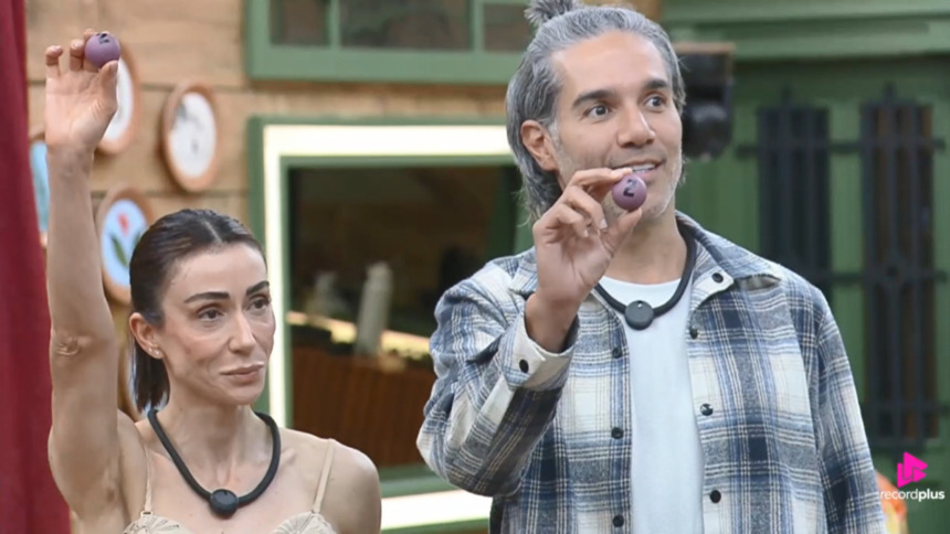 Michelle Barros e Fernando Sampaio segurando a bolinha rosa durante o sorteio da Prova de Fogo em A Fazenda