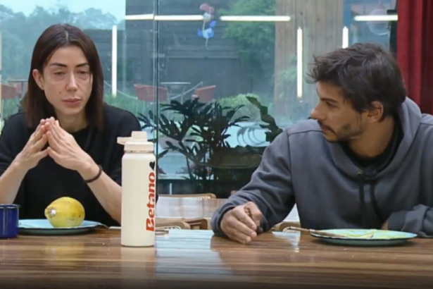 Michelle Barros e Shia em conversa na mesa do café da manhã em A Fazenda