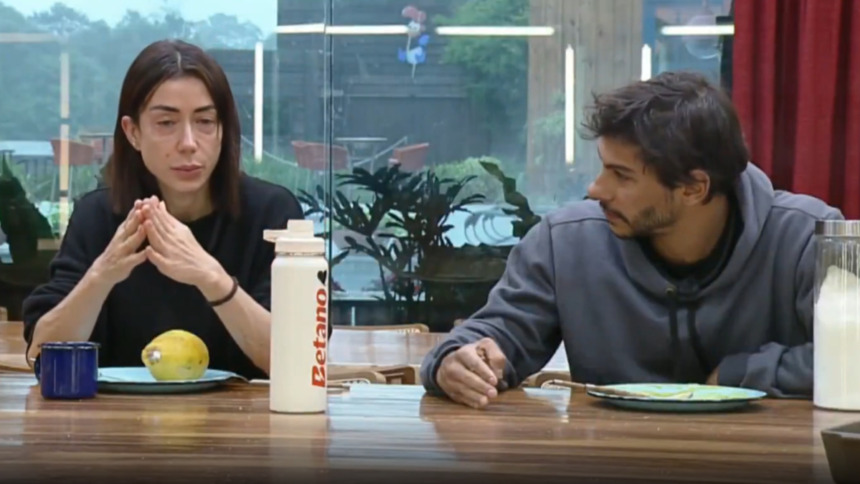 Michelle Barros e Shia em conversa na mesa do café da manhã em A Fazenda
