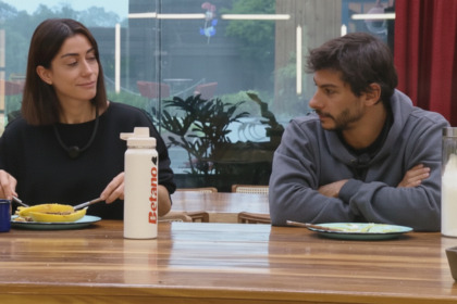 Michelle Barros olha para Shia e sorrir sentados na cozinha de A Fazenda 17