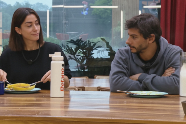 Michelle Barros olha para Shia e sorrir sentados na cozinha de A Fazenda 17
