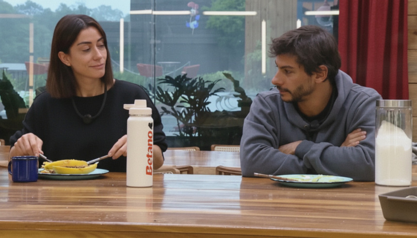 Michelle Barros olha para Shia e sorrir sentados na cozinha de A Fazenda 17