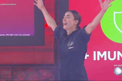 Michelle levanta os braços ao vencer a Prova do Fazendeiro completamente emocionada