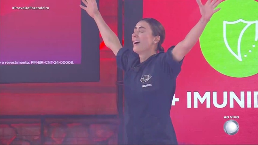 Michelle levanta os braços ao vencer a Prova do Fazendeiro completamente emocionada