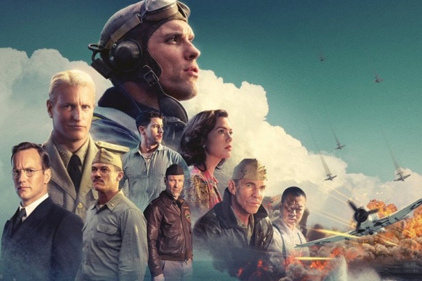 Cartaz do filme Midway: Batalha em Alto-Mar com piloto da Segunda Guerra e cenas de combate aéreo