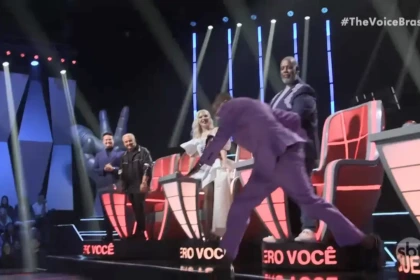 Mumuzinho tropeçando em frente a cadeira dos técnicos na estreia do the voice brasil
