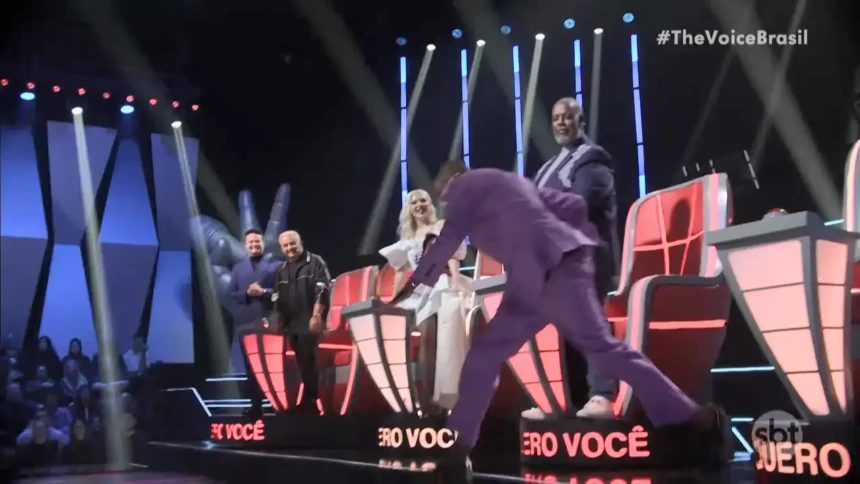 Mumuzinho tropeçando em frente a cadeira dos técnicos na estreia do The Voice Brasil