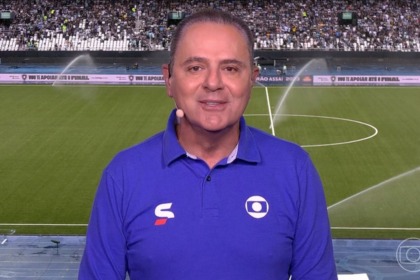 Luís Roberto com o fardamento da TV Globo no estádio da transmissão do futebol 2025