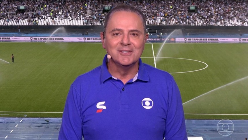 Luís Roberto com o fardamento da TV Globo no estádio da transmissão do futebol 2025