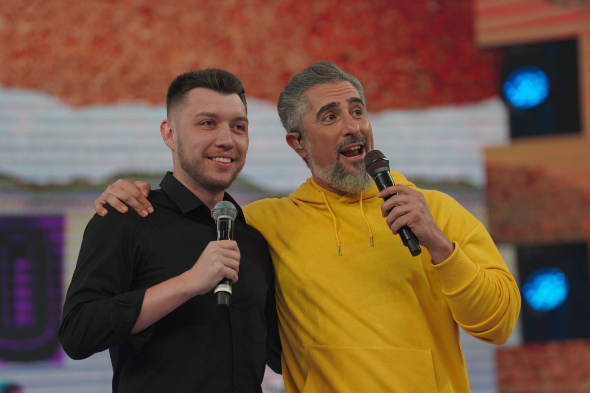 O repórter Niro Souza ao lado de Marcos Mion