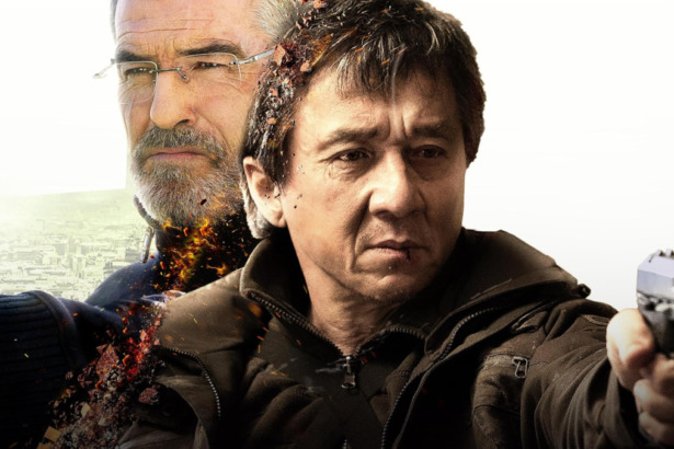Quan (Jackie Chan) aponta uma arma em cena do filme O Estrangeiro