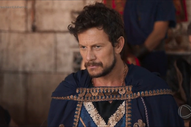 Dudu Pelizzari como Caius em cena de O Senhor e a Serva