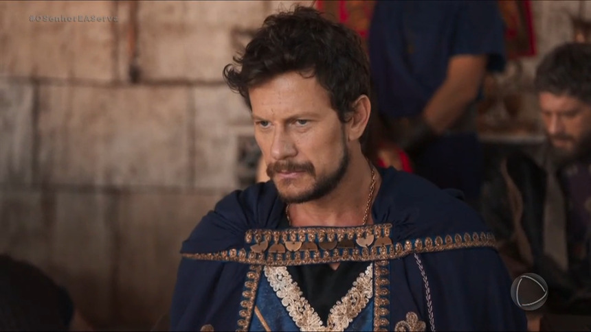 Dudu Pelizzari como Caius em cena de O Senhor e a Serva