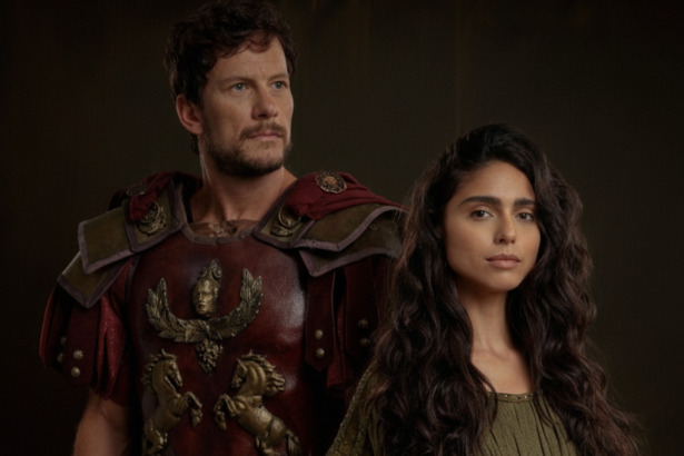 Caius (Dudu Pelizzari) e Elisa (Nathalia Florentino) lado a lado em divulgação de O Senhor e a Serva