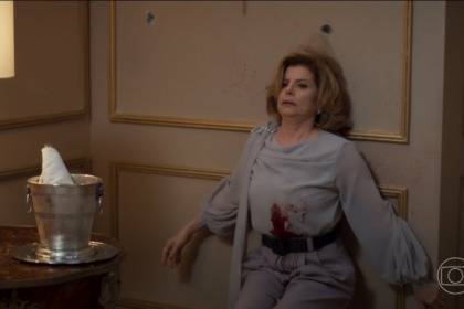 Odete com tiro na barriga em cena da novela Vale Tudo