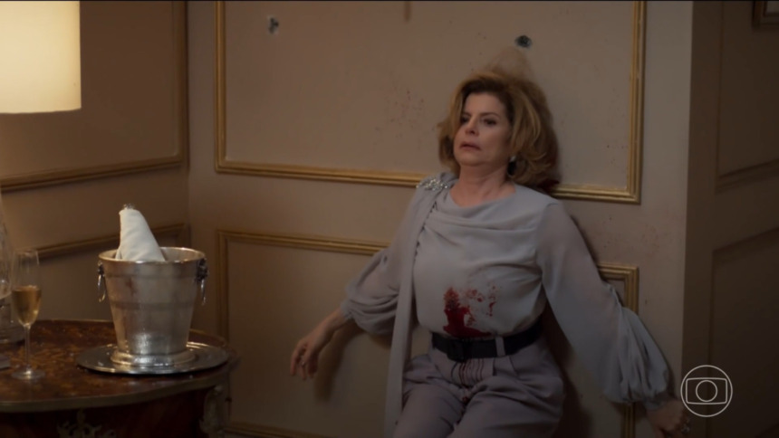 Odete com tiro na barriga em cena da novela Vale Tudo