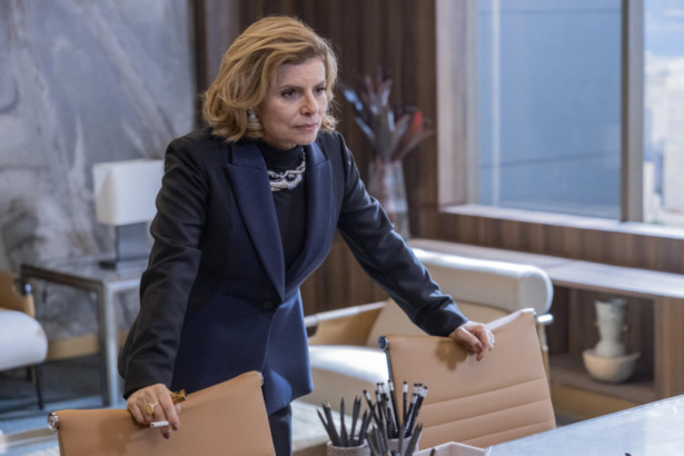Odete Roitman encostada em uma cadeira na sala da TCA em cena da novela Vale Tudo