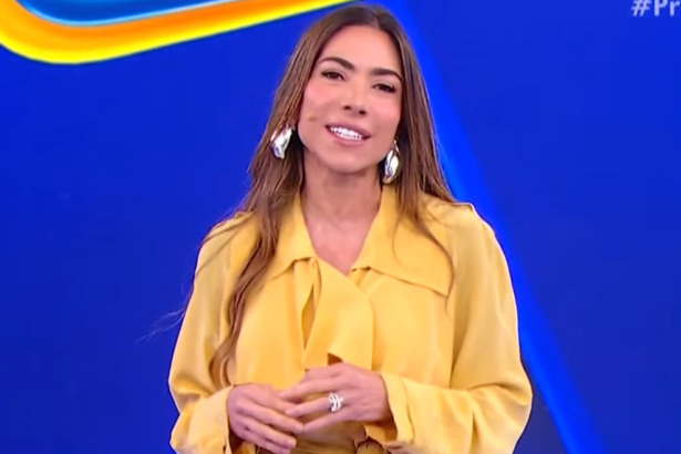Patricia Abravanel veste roupa amarela, sorridente, em trecho do quinto sorteio da Tele Sena de Primavera