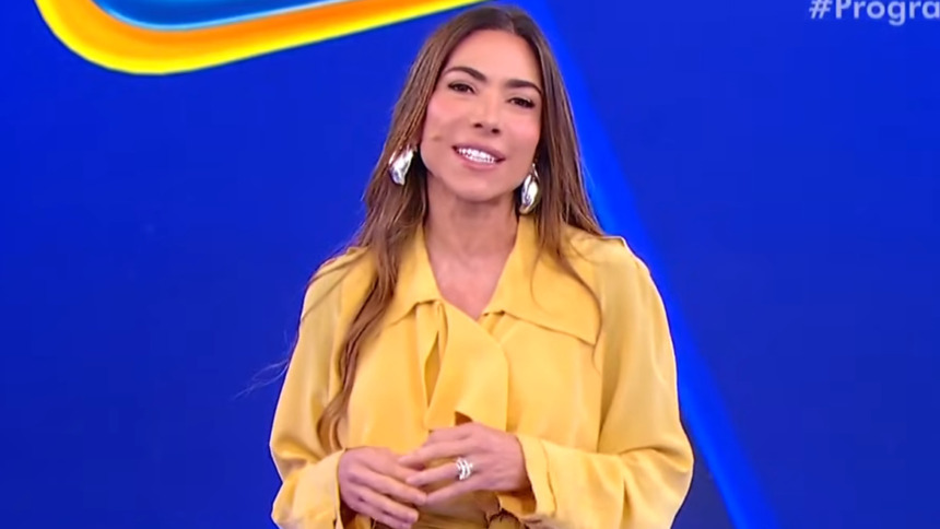 Patricia Abravanel veste roupa amarela, sorridente, em trecho do quinto sorteio da Tele Sena de Primavera