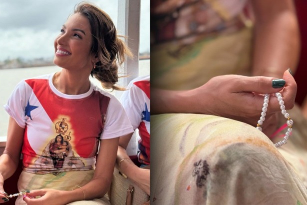 Montagem de Patrícia Poeta no Círio de Nazaré. Ela sorri, usando uma camisa temática e segurando um terço de pérolas, em um barco, nos bastidores de reportagem para o Encontro