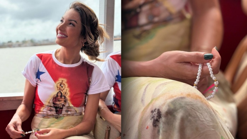 Montagem de Patrícia Poeta no Círio de Nazaré. Ela sorri, usando uma camisa temática e segurando um terço de pérolas, em um barco, nos bastidores de reportagem para o Encontro