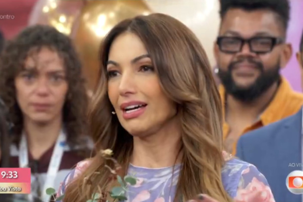 Patrícia Poeta emocionada no programa Encontro, com vários convidados atrás ao fundo do cenário