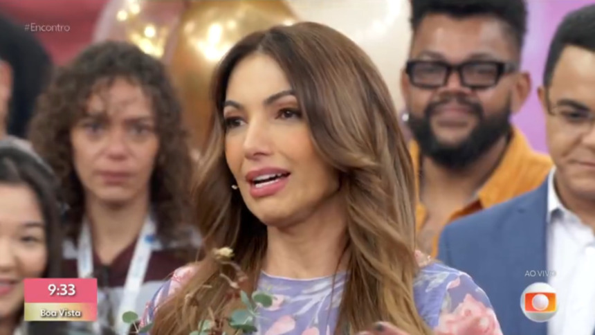 Patrícia Poeta emocionada no programa Encontro, com vários convidados atrás ao fundo do cenário