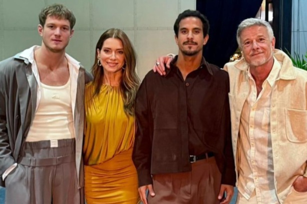 Pedro Novaes, Letícia Spiller, Diogo Novaes e Marcello Novaes abraçados em foto posada, nos bastidores da Globo
