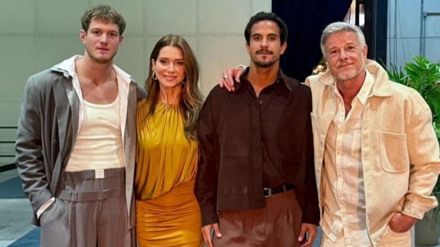 Pedro Novaes, Letícia Spiller, Diogo Novaes e Marcello Novaes abraçados em foto posada, nos bastidores da Globo