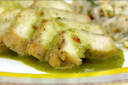 Ana Maria Braga segura o Peito de frango com capim-cidreira erm um prato branco do Mais Você