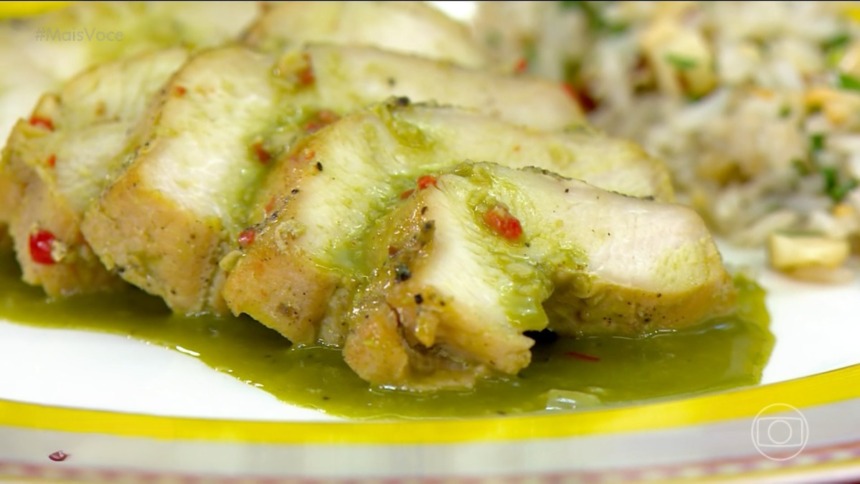 Ana Maria Braga segura o Peito de frango com capim-cidreira erm um prato branco do Mais Você