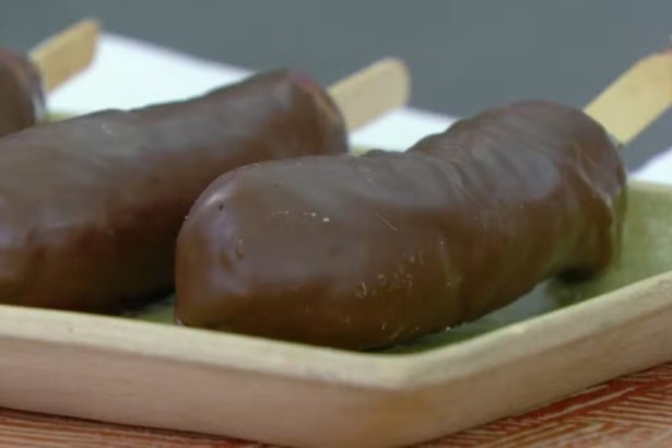 Picolé de banana com chocolate em trecho de receita no Mais Você