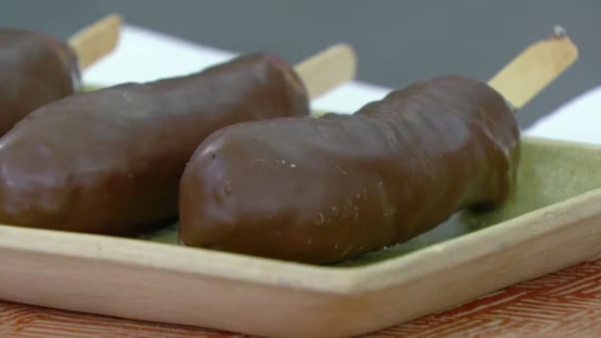 Picolé de banana com chocolate em trecho de receita no Mais Você