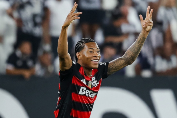 Plata levanta os braços e comemora Gol em transmissão do Brasileirão na RECORD com o jogo Botafogo x Flamengo