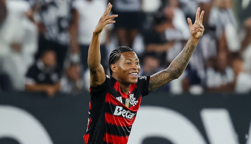 Plata levanta os braços e comemora Gol em transmissão do Brasileirão na RECORD com o jogo Botafogo x Flamengo
