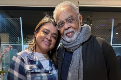 Preta Gil e Gilberto Gil abraçados em foto posada