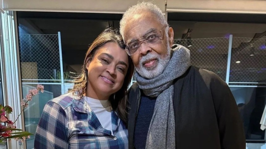 Preta Gil e Gilberto Gil abraçados em foto posada