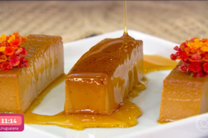 Três pedaços de pudim de doce de leite no prato do Mais Você